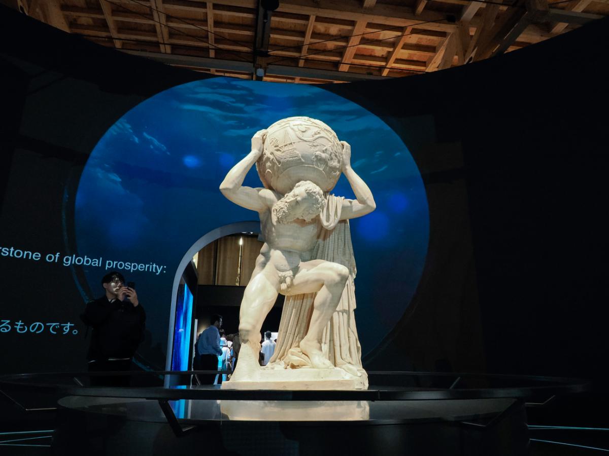 古代ローマ時代の大理石の彫刻「ファルネーゼのアトラス」。