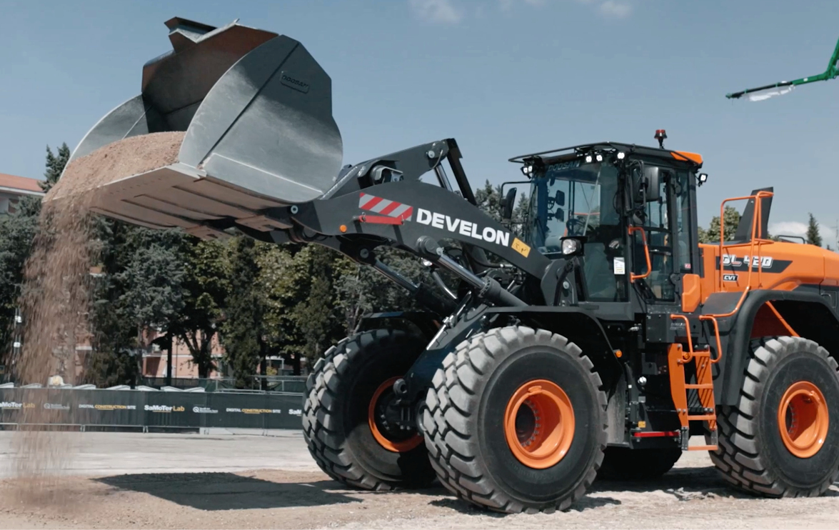 DEVELON DL420-7 wheel loader dropping dirt from the raised bucket