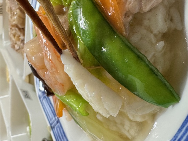 中華丼の具材を楊枝を使って立体的に盛り付ける