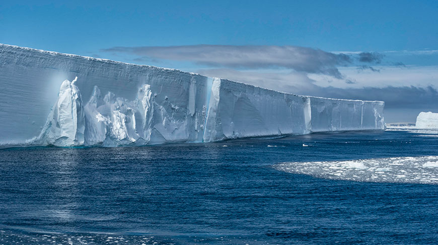 24214-AQ_GerlacheStrait_TabularIceberg-c.jpg