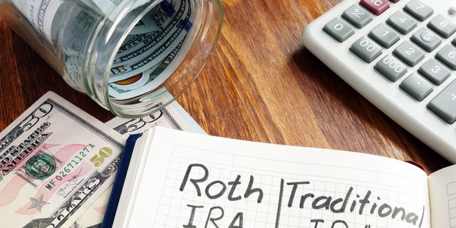 Roth IRA vs Traditional IRA written in the notepad.