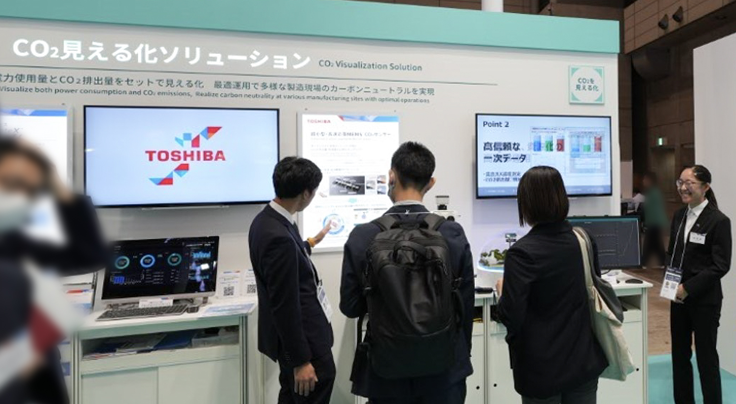 CEATEC®でのブースで秋元氏が説明する様子。学生やエネルギー関連など様々な層の方から興味を持っていただけた。