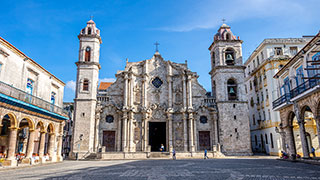 25118-CU-Courtyard-Of-Plaza-De-La-Catedral-smhoz.jpg