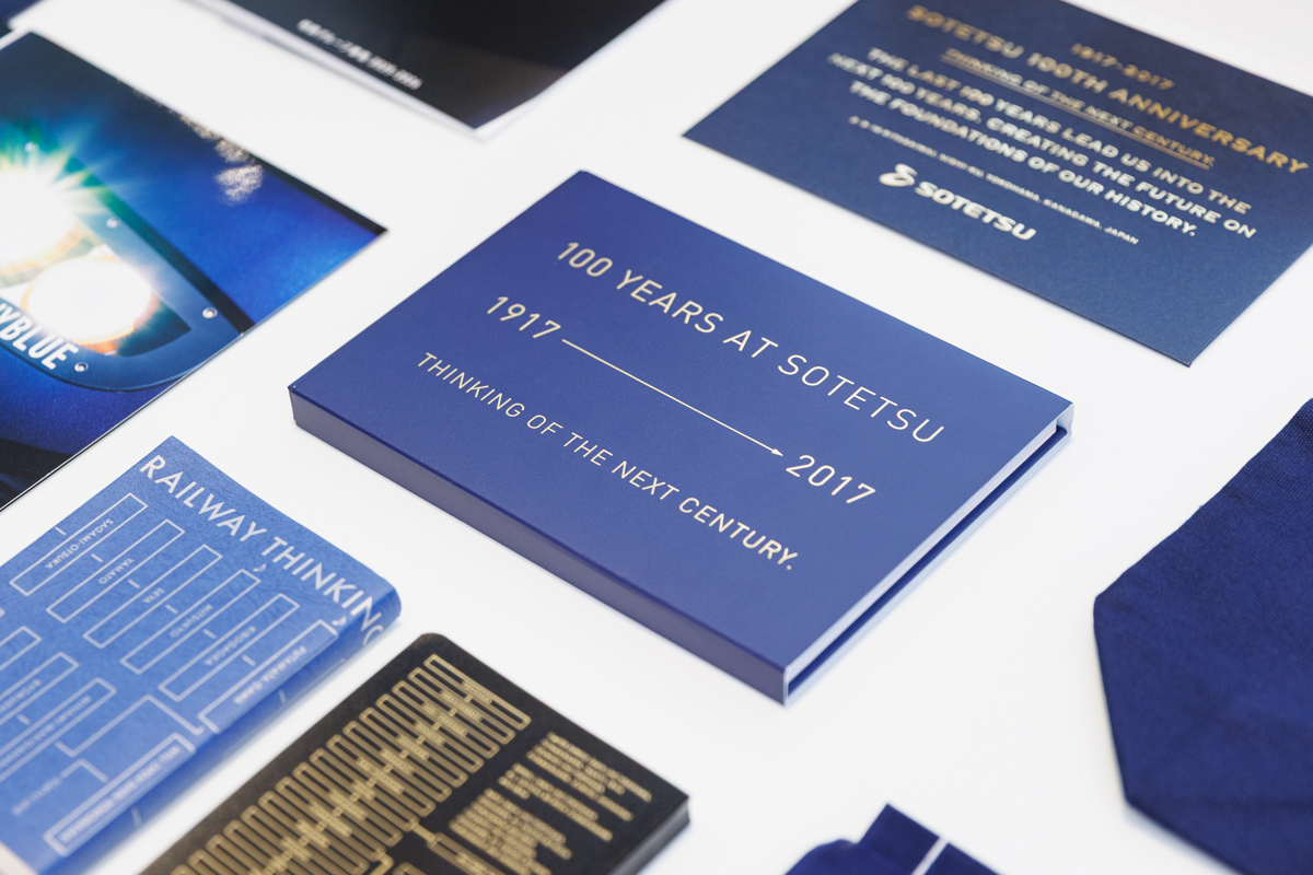 相鉄グループ100周年に合わせて作られた資料にもネイビーブルーを採用。その他資料やグッズにもキーカラーを採用。