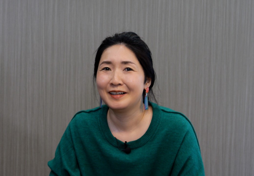 謝花香織｜Kaori Jyahana 株式会社アマナ ムービーディレクター。MusicVideoを始め、ドキュメントやライブ演出映像、店頭用販促VPなどの演出キャリアを積む。ビューティーから製品プロダクト、Bto C/Bなど幅広く柔軟に携わる。演出だけではなく、Editing/motionのスキル併用でシンプルにダイレクトにクリエイションをまとめていく。