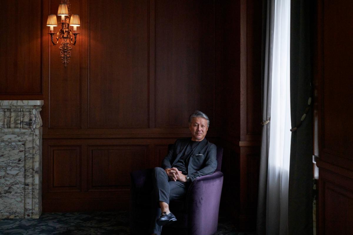 応接室でのポートレート。絨毯や暖炉、壁面装飾が品位を演出し、落ち着いた表情を引き出す。