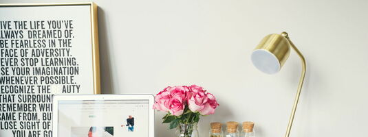 Keuntungan dan Kekurangan Antara Bekerja Hybrid dan Full Bekerja di Kantor