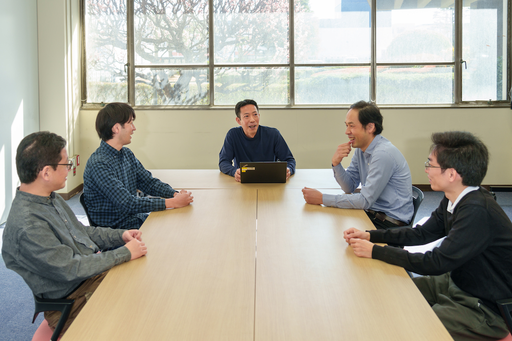 Watabe and colleagues discuss new ideas.