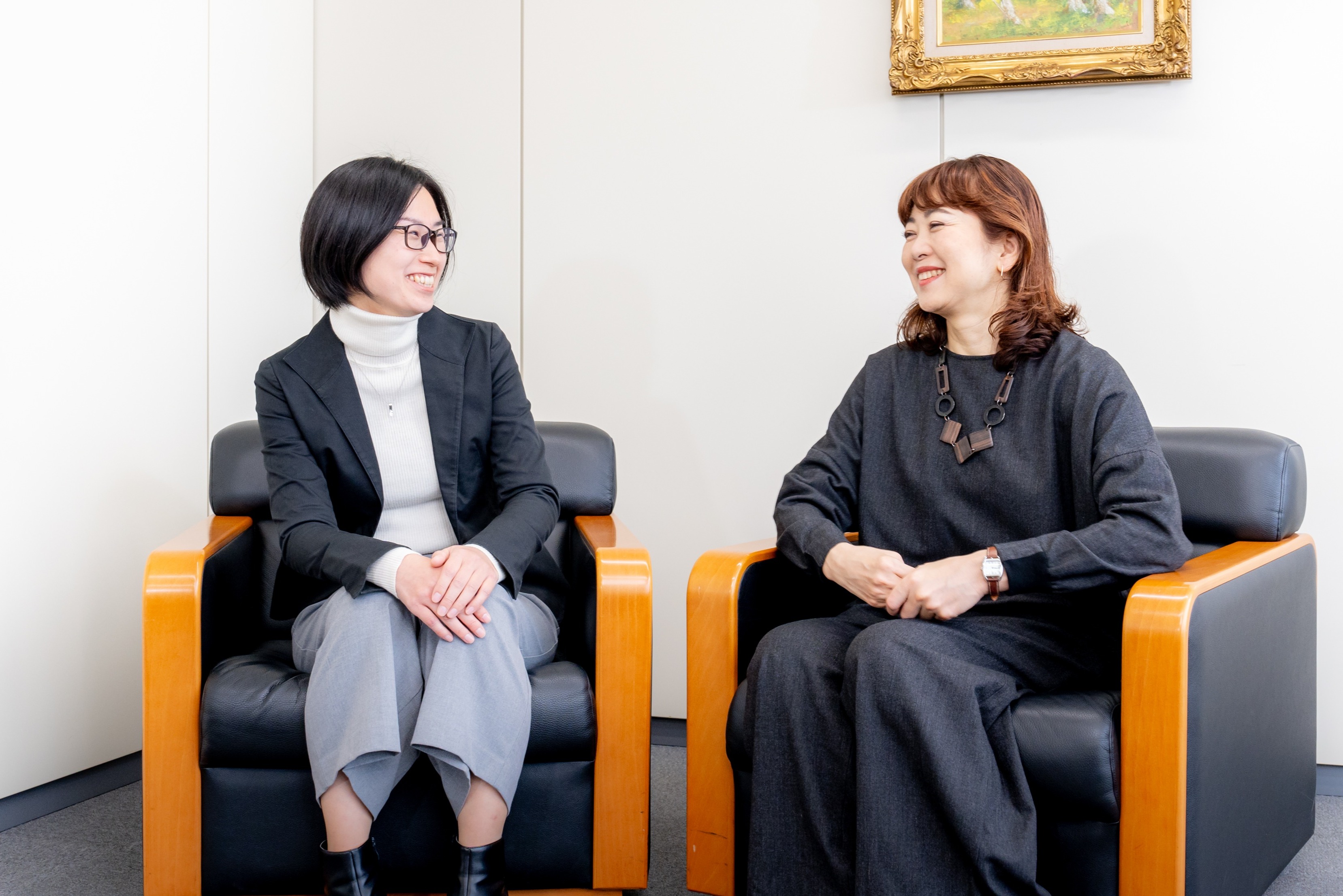 Shinohara (left) and Arima (right) discuss respect for human rights and Toshiba’s strengths