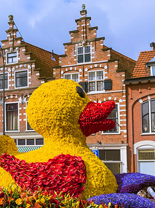 24933-NL-Haarlem-Flower-Parade-Float-vert.jpg
