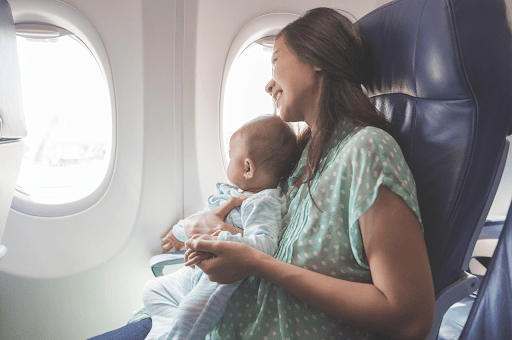 Hendak Naik Pesawat Dengan Si Bayi? Tenang, Ini 8 Tipsnya!