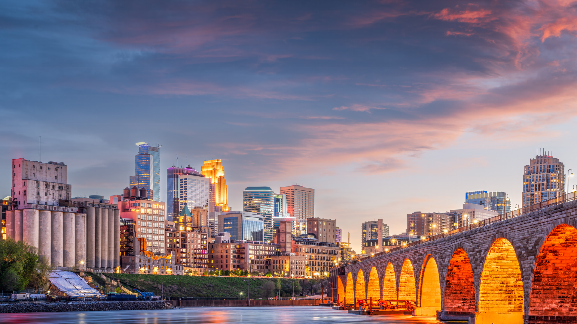 Minneapolis, Minnesota, USA SKyline at Dusk