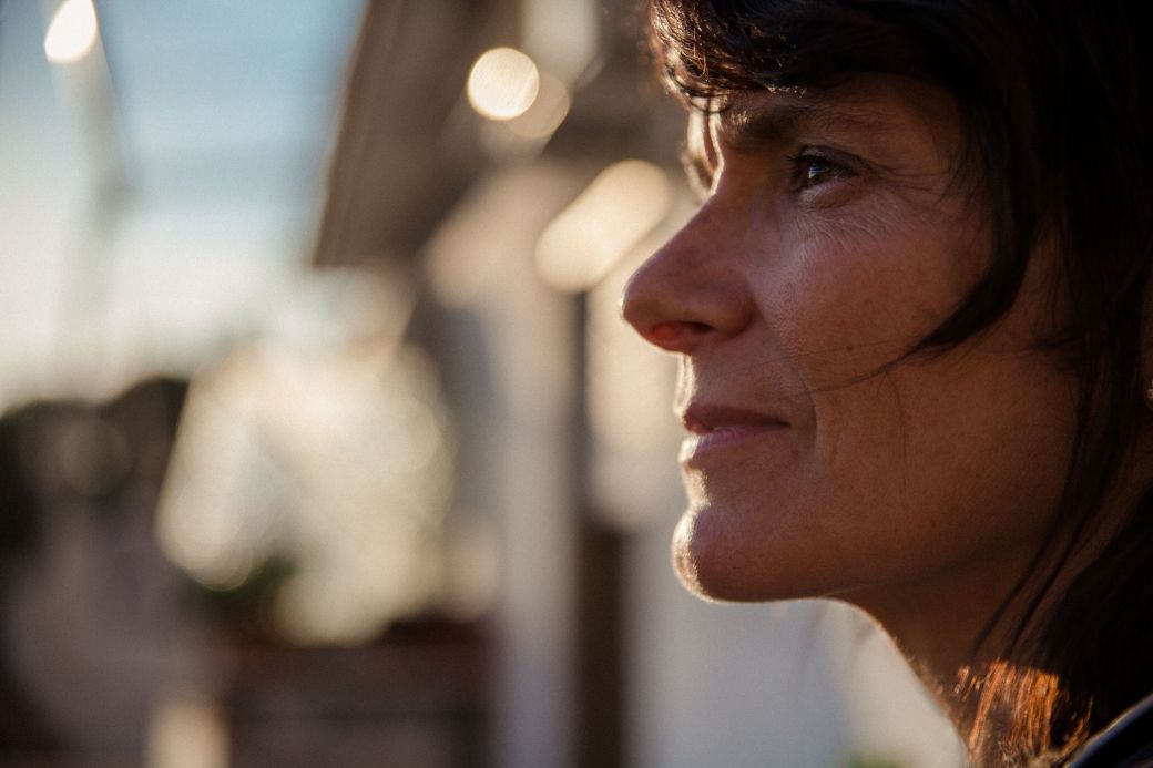 ウクライナからの避難民最大10万人に短期の無償滞在先を提供すると発表。過去5年間で5.4万人超の難民・庇護申請者を一時滞在につないだと説明している。出典：Airbnb Newsroom