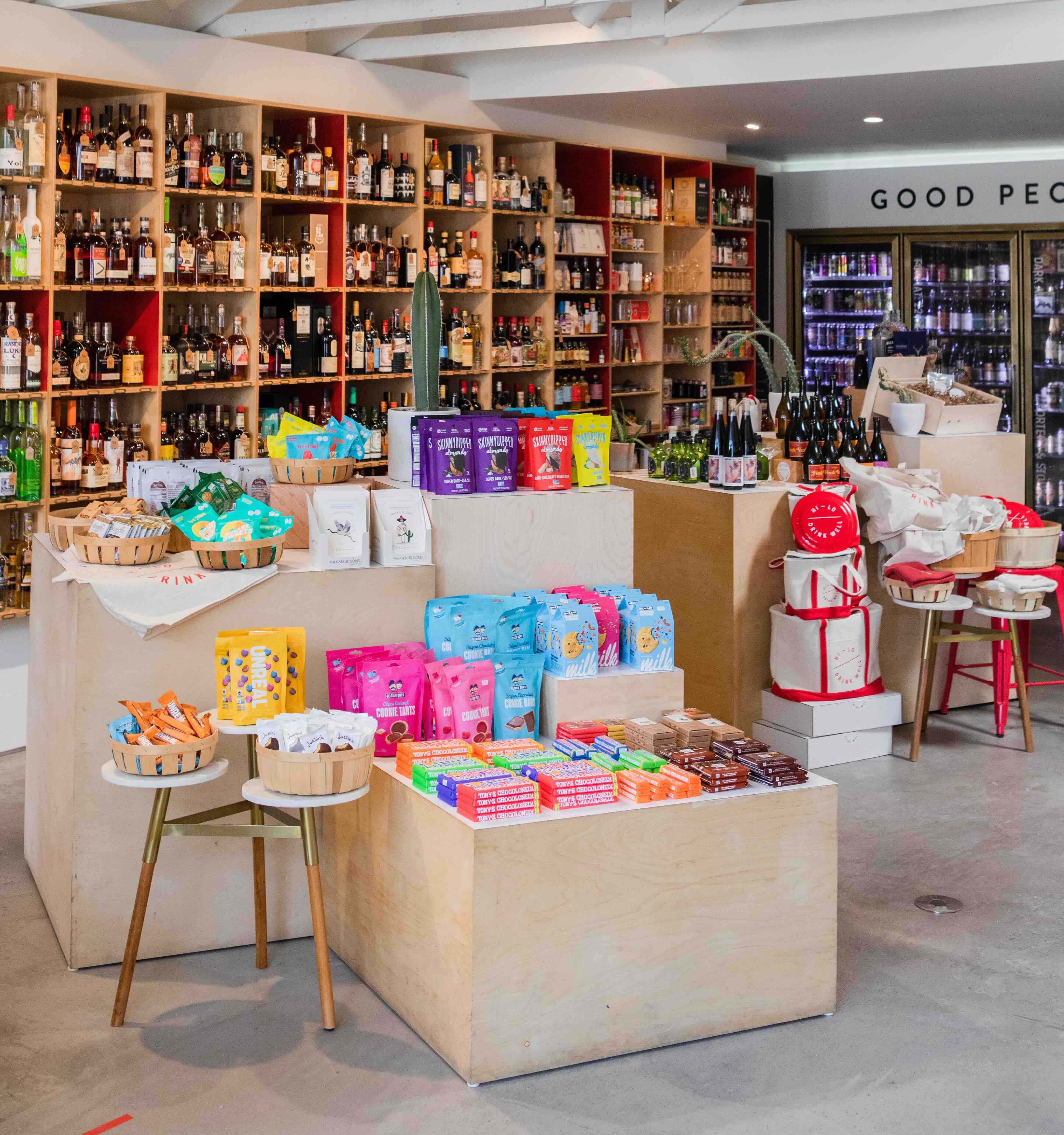 Hi-Lo Liquor Market merchandising