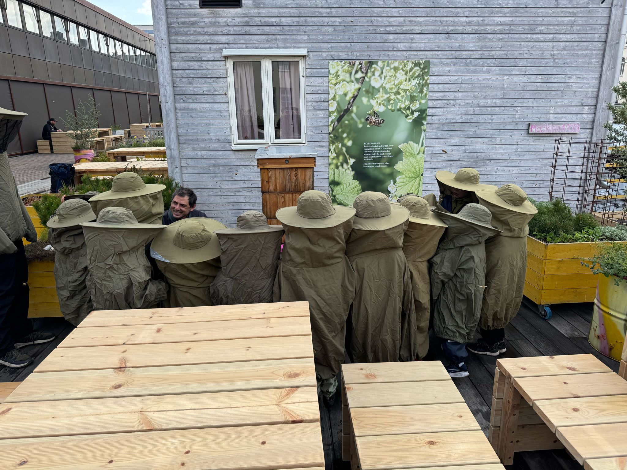 F&ouml;rskolebarn p&aring; bes&ouml;k f&aring;r smaka honung direkt fr&aring;n bikupan. Foto: Bee Urban