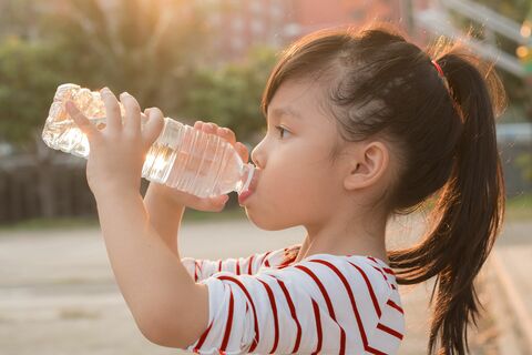 Lupakan minuman manis penuh gula! 9 trik agar anak banyak minum air putih