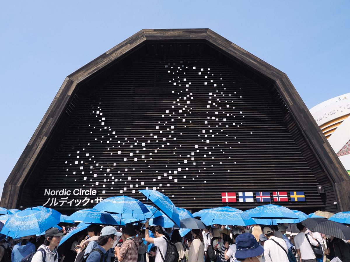 来場者に日傘を貸し出している北欧館。