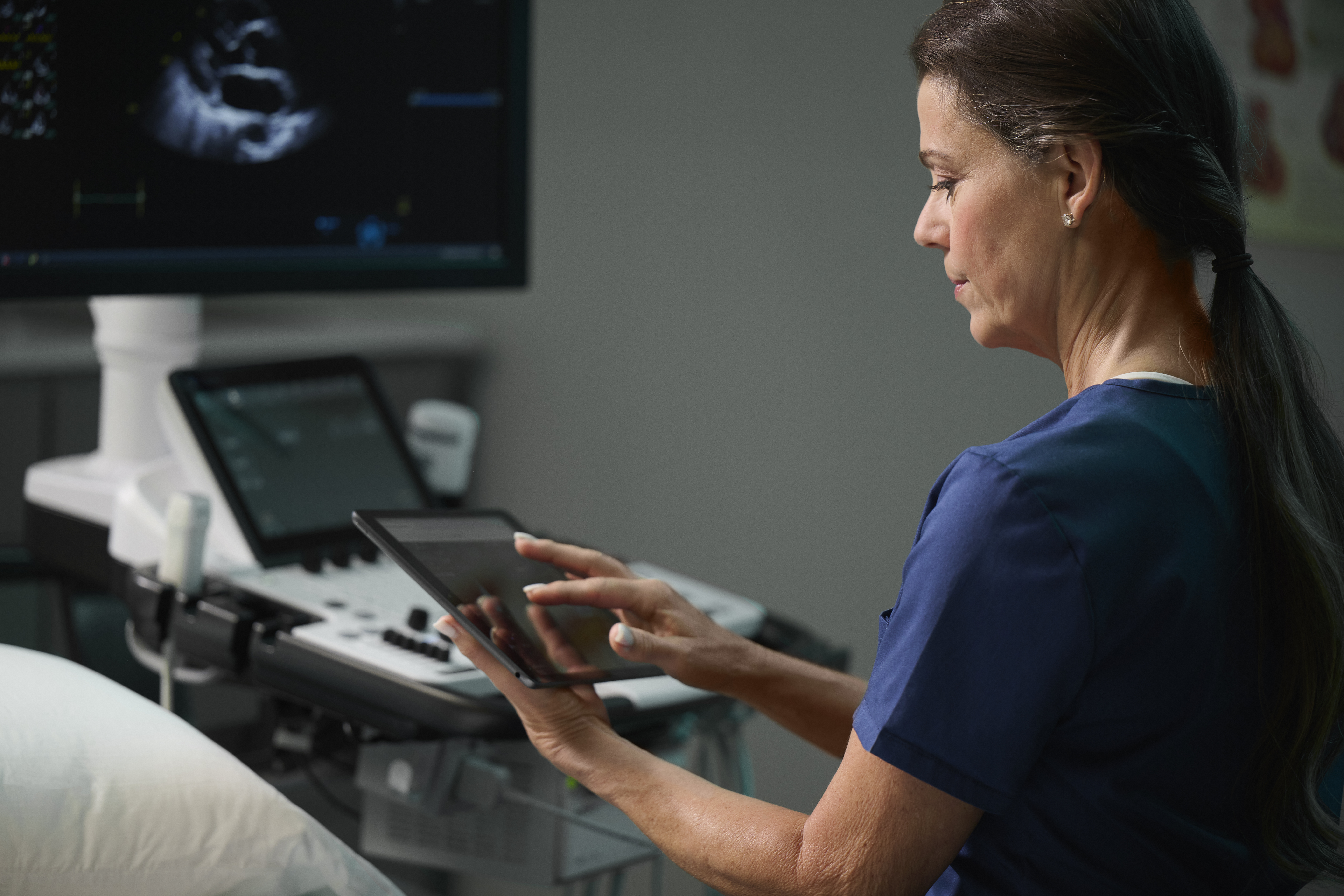 Clinician utilizes ViewPoint EchoPilot 