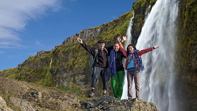 3342-best-of-iceland-country-beautiful-contrasts-waterfall-climbers-lghoz.jpg
