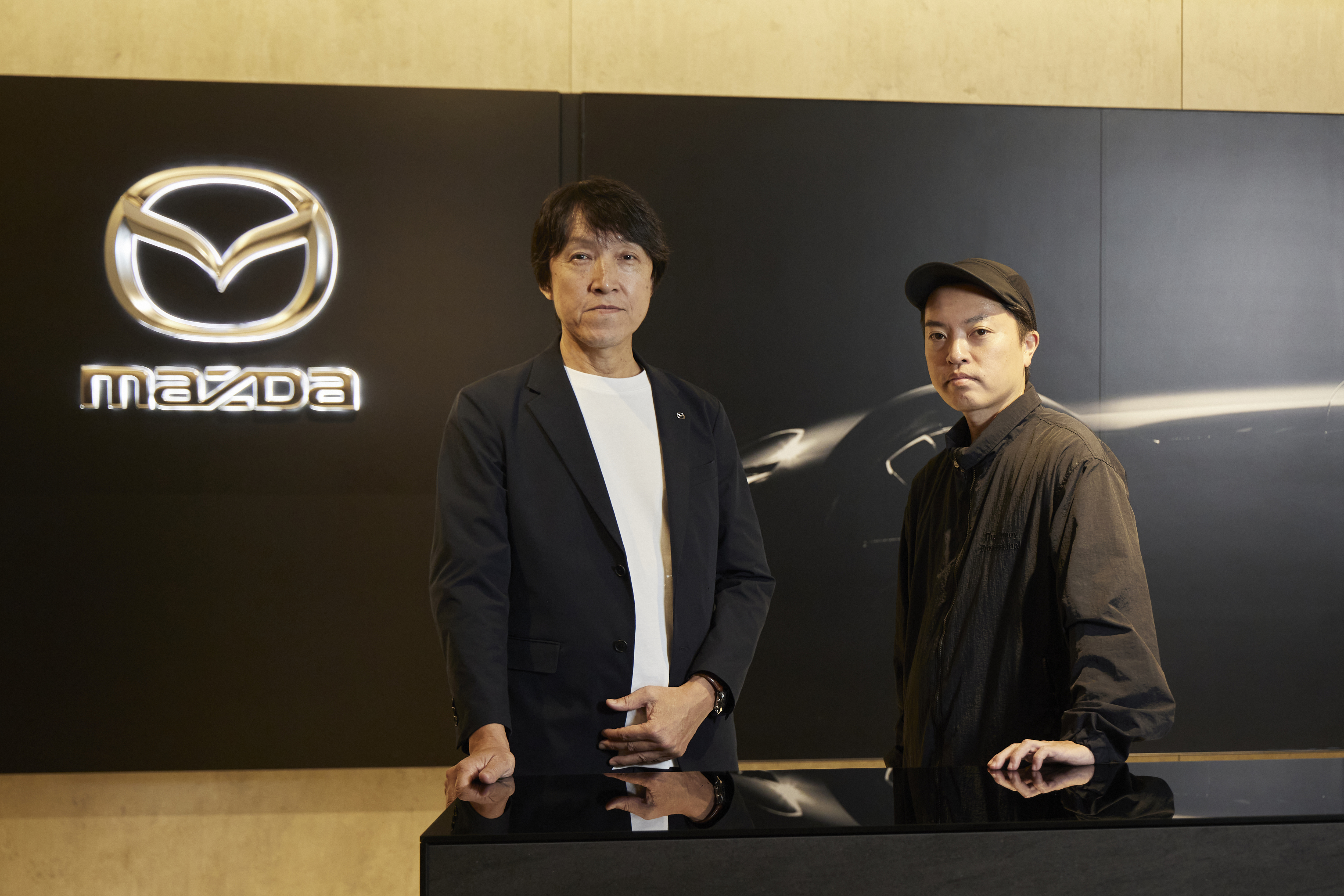 Hideaki Tanaka of MAZDA and artist Kensaku Kakimoto