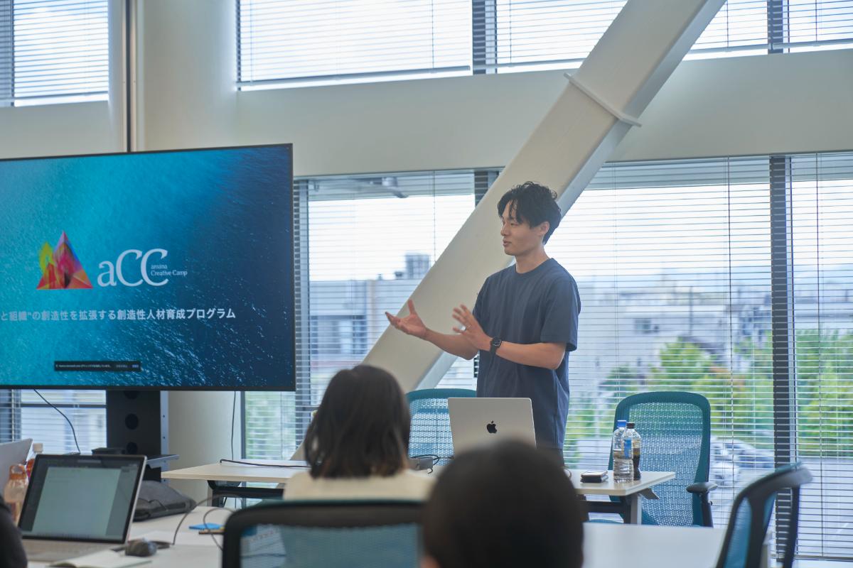 ファシリテーションを務めたアマナの杉山諒。ダイキン工業のテクノロジー・イノベーションセンターにて実施。