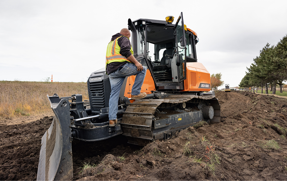 An operator steps onto a DEVELON DD100 dozer.