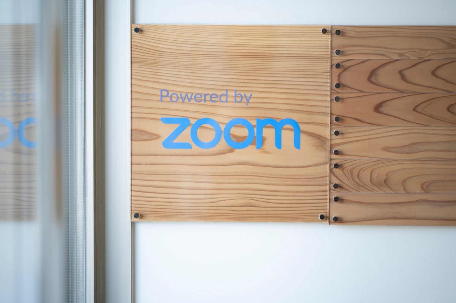 入り口には、ZVC が全面的に監修したことを示す「Powered by Zoom」の文字