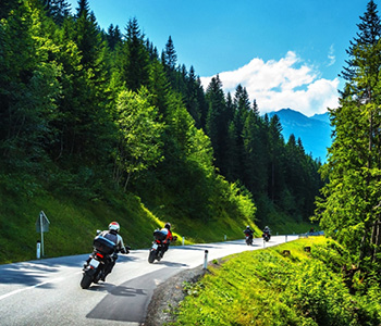 Motoristi na poti na moto zbor v sosednji Avstriji vozijo po mirni gorski cesti.