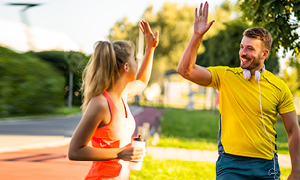 Zmagoslaven trenutek zdravega športnega para, ki je zaključil trening.