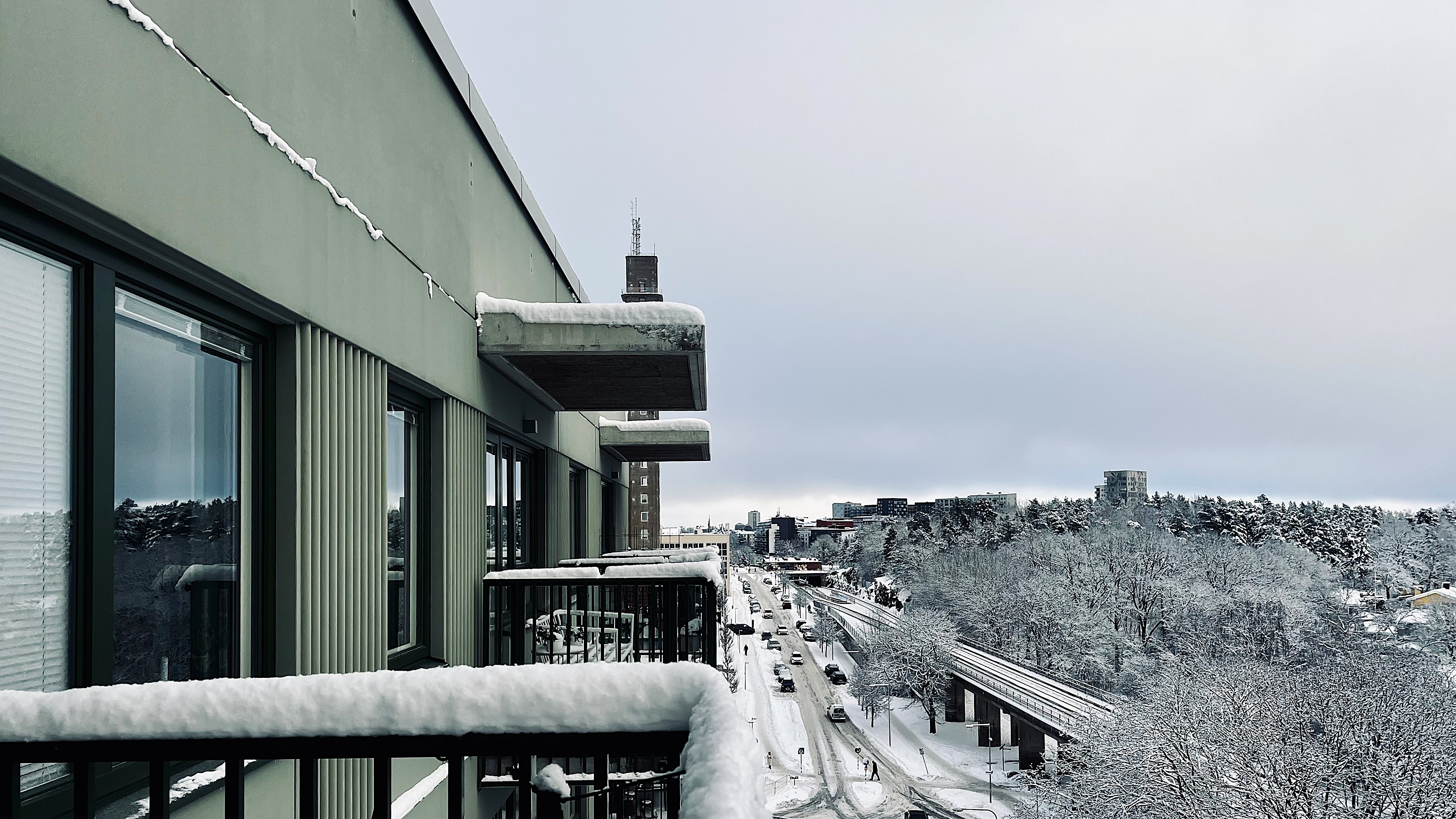 Hus med snö på taket.