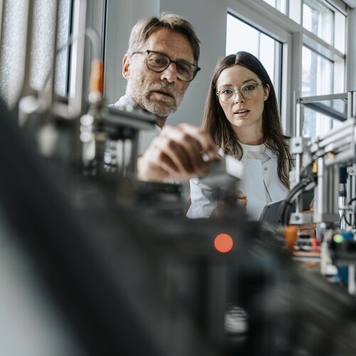 Augenoptiker arbeiten im Labor