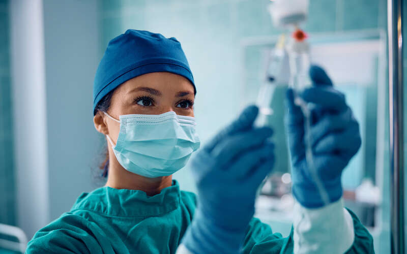 certified registered nurse anesthetist in the operating room