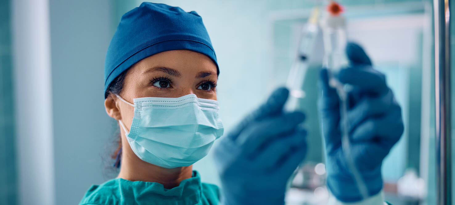 certified registered nurse anesthetist in the operating room