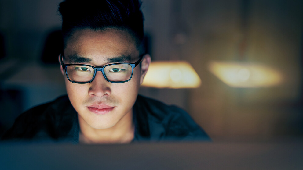 Ung mand ser på computerskærm med enkeltsynslinser