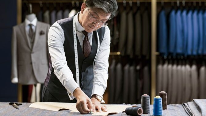 Tailleur avec des lunettes au travail