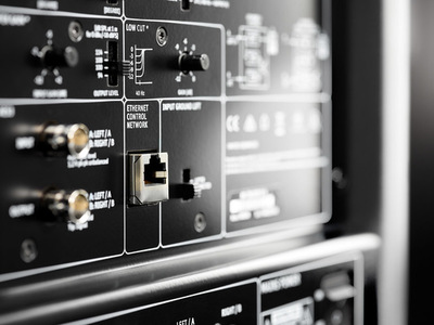 KH_750_DSPx1_desktop_KH-750-DSP-Macro4_Neumann-Studio-Subwoofer_G