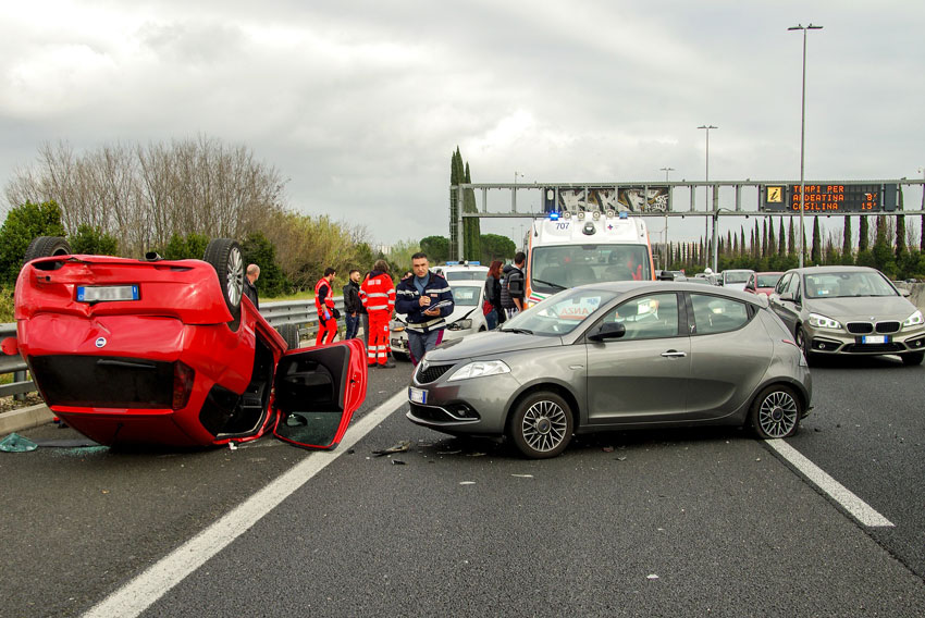 Prometna nesreča na avtocesti v tujini, možno pomečkani in prevrnjeni avtomobili.