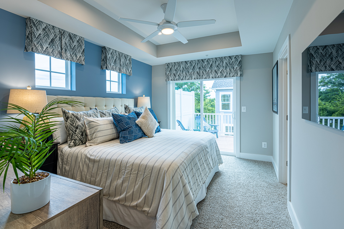 primary suite with access to the deck