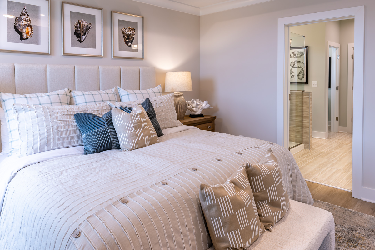 primary suite with carpet and a king-sized bed