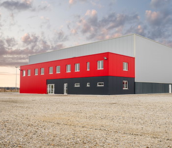 Na videz nič posebnega, a proizvodna hala podjetja je dobro zaščitena med tem, ko so zaposleni na kolektivnem dopustu.