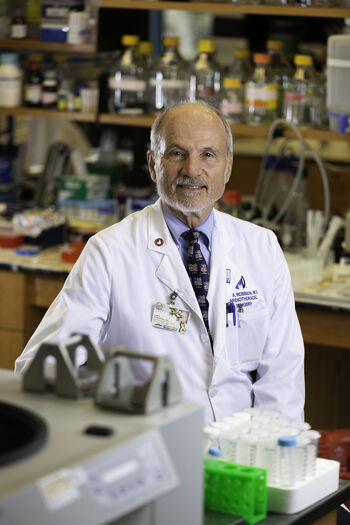 Dr. Lary Robinson in the lab at Moffitt.