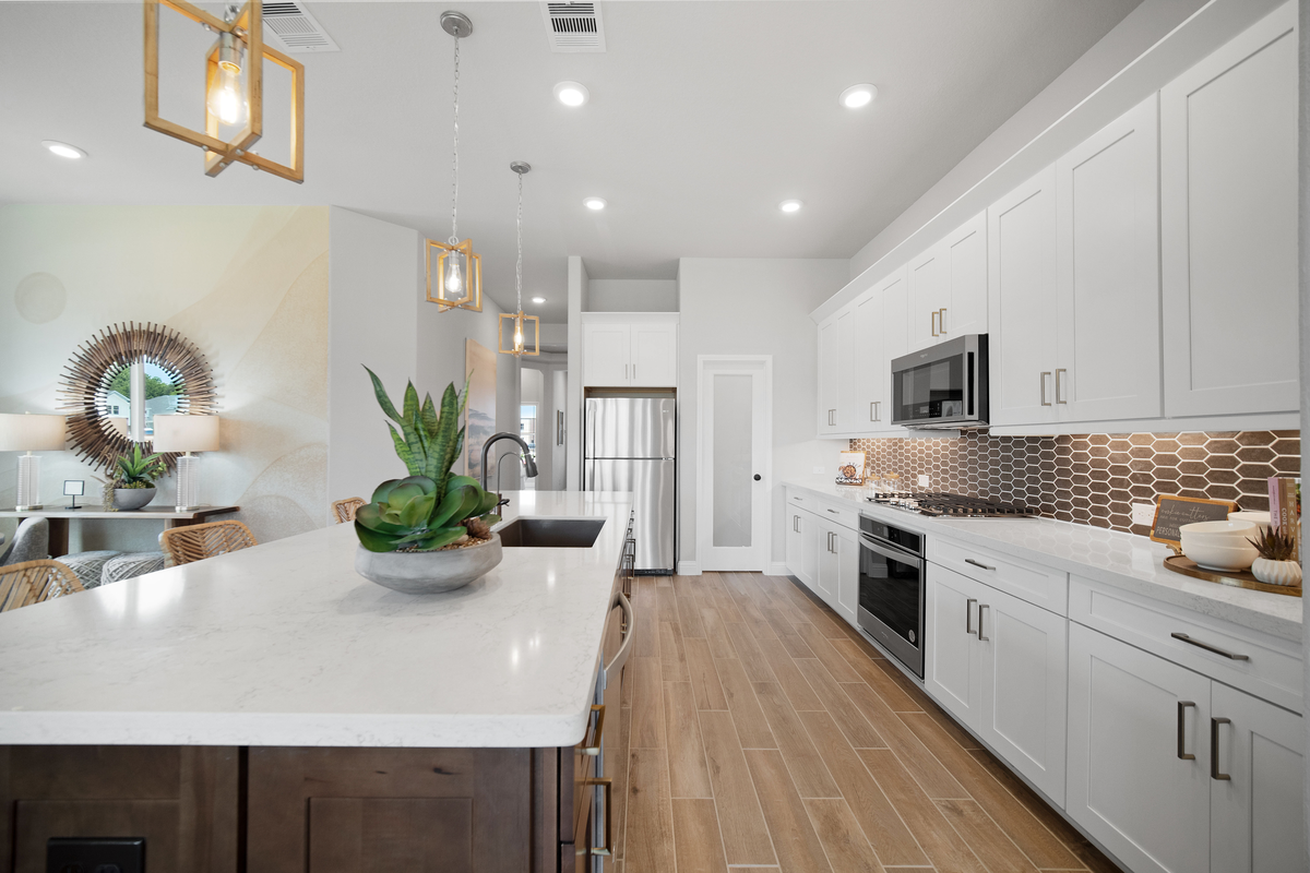 kitchen with pendant lighting and backsplash