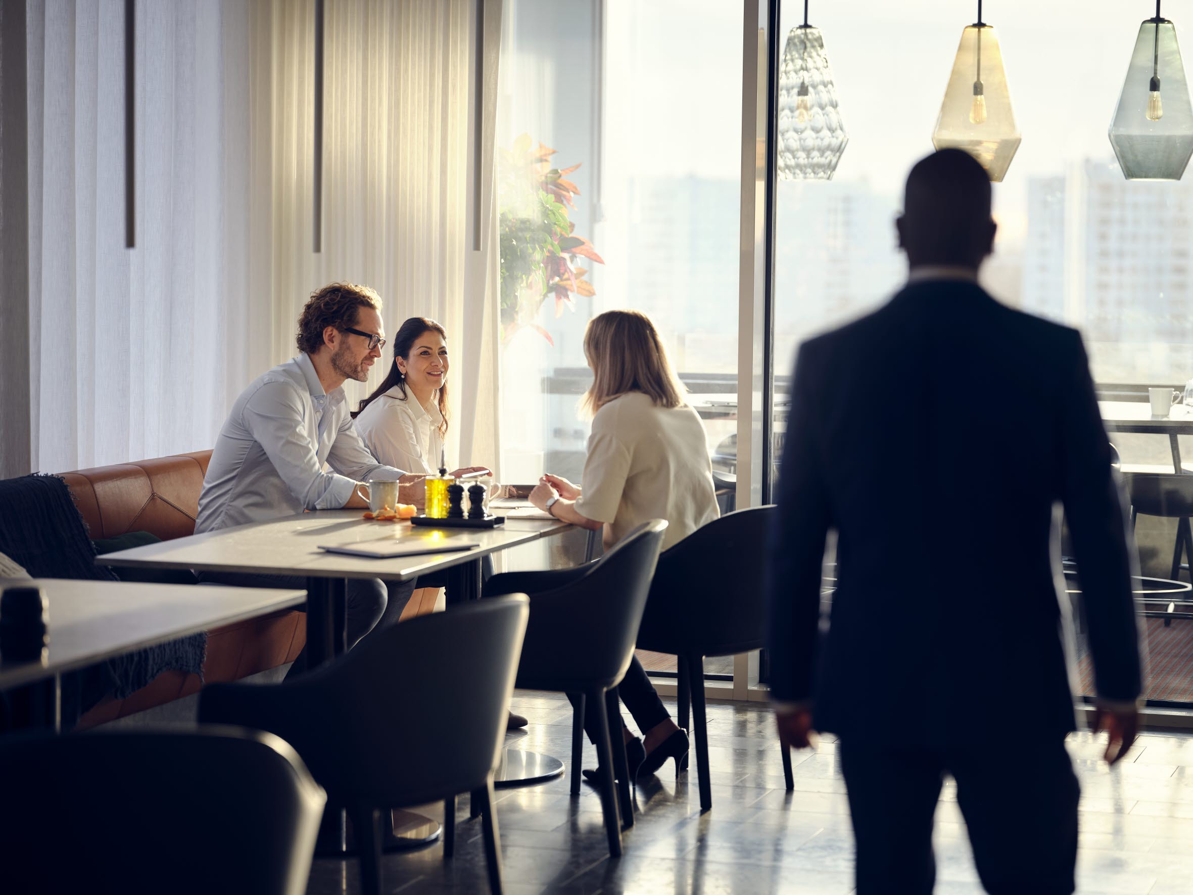 Man går in i personalmatsal