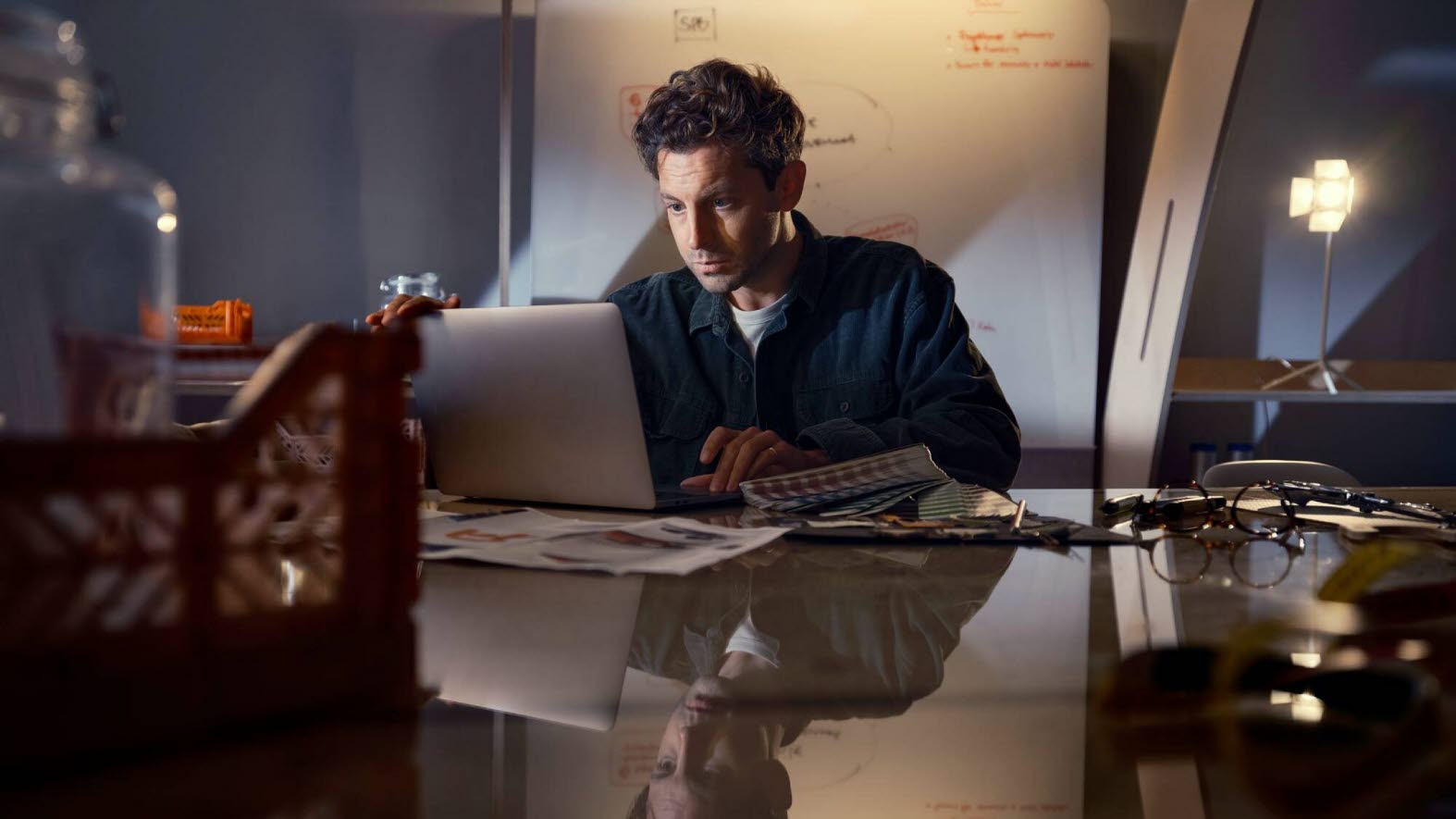 Man vid dator. Källa: arkivbild