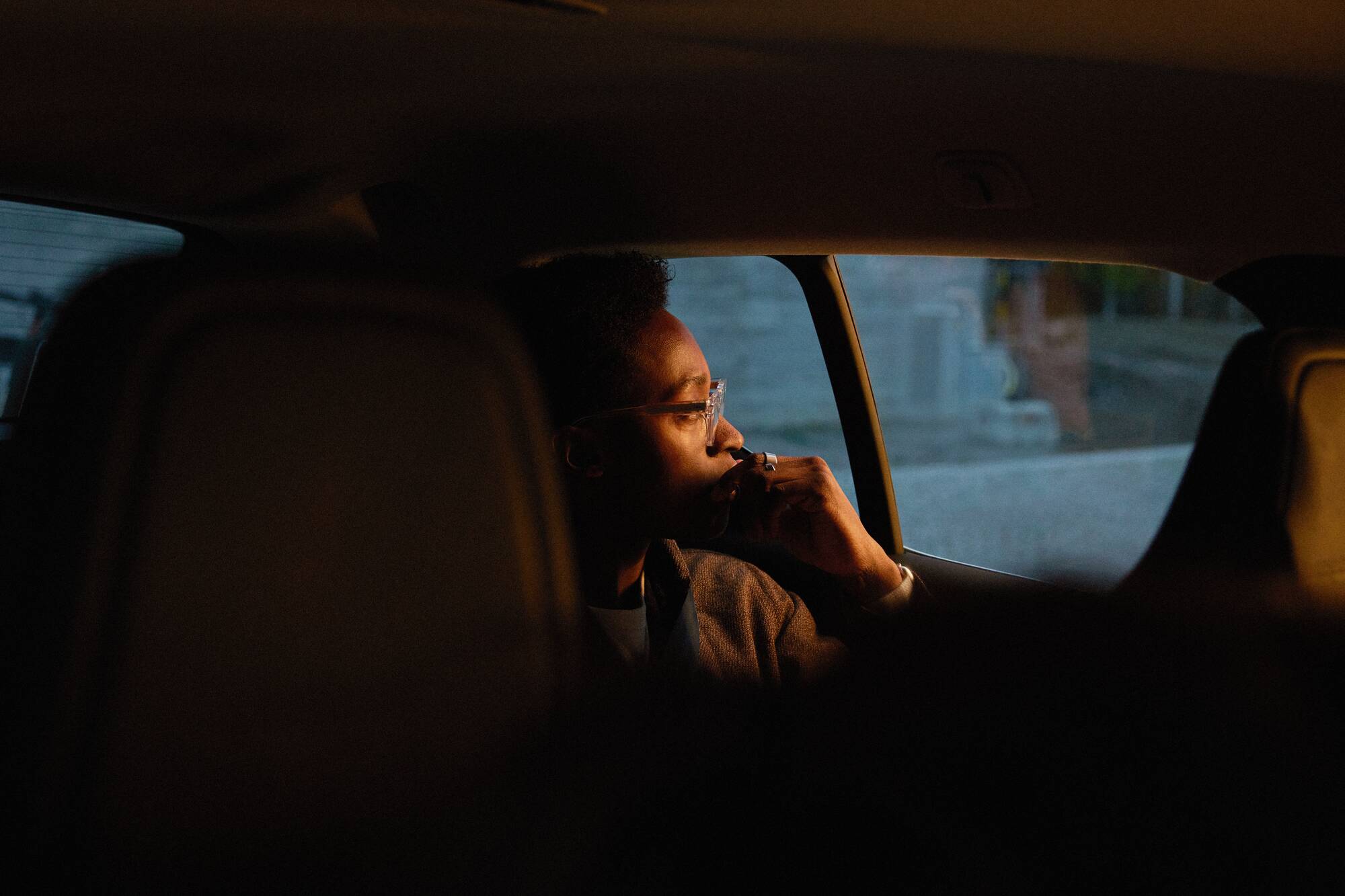 Man lyssnar i hörlurar