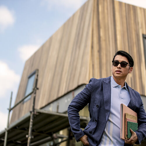 Hombre de negocios con traje elegante y gafas de sol al aire libre