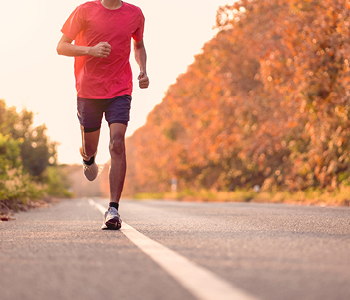 Tekač na odprti cesti trenira za naslednji maraton
