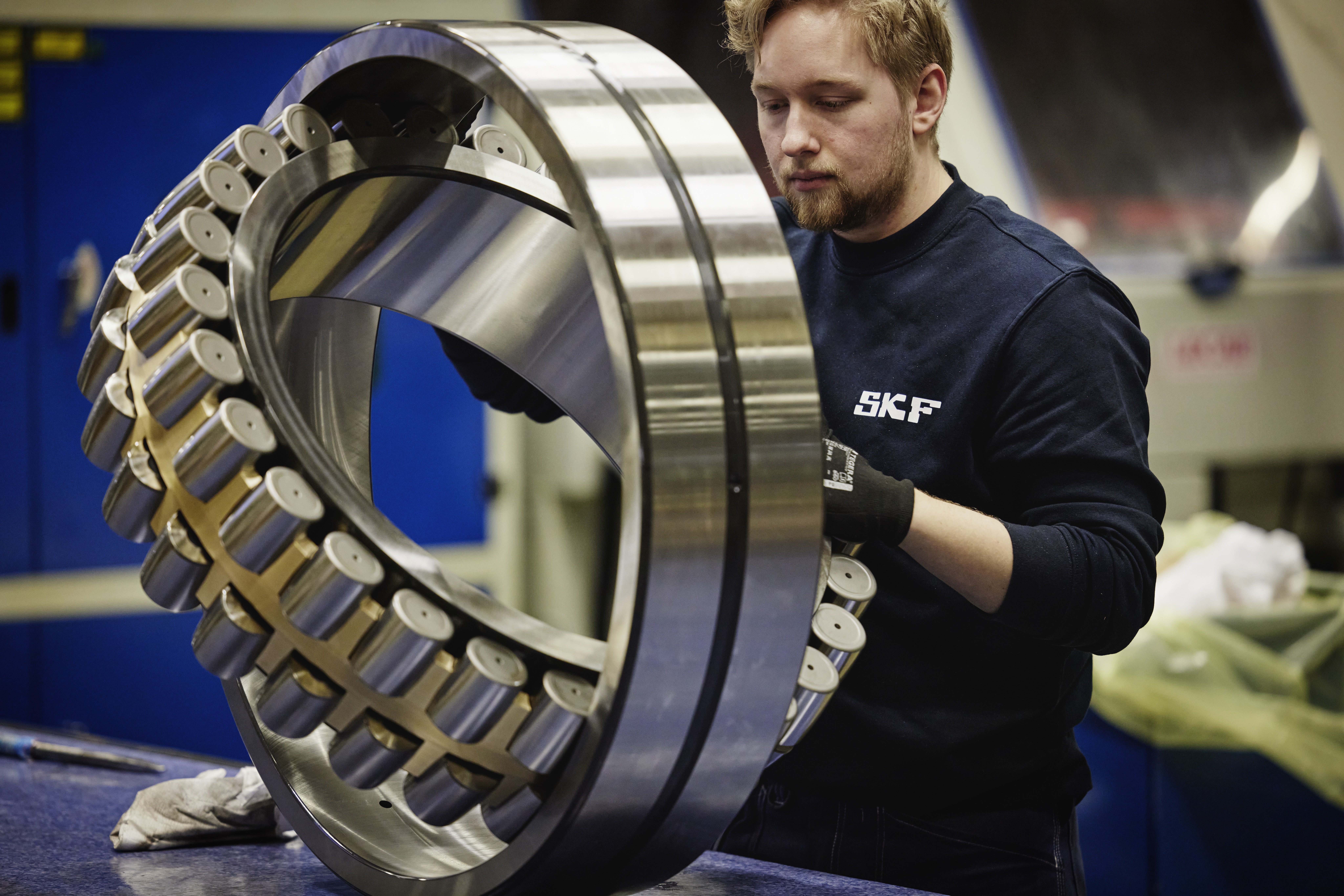 Mann arbeitet an einem Wälzlager