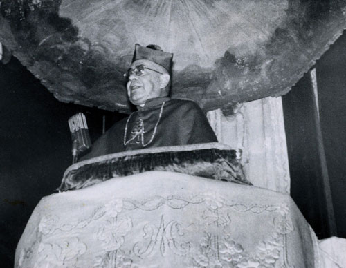 Archbishop Luis Mar&iacute;a Mart&iacute;nez, Mexico state chaplain, delivers his last public homily Sept. 18, 1955