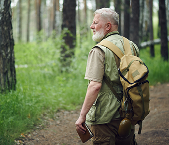 Starejši moški, ki z aktivnim življenjskih slogom poskuša preprečiti arteriosklerozo.